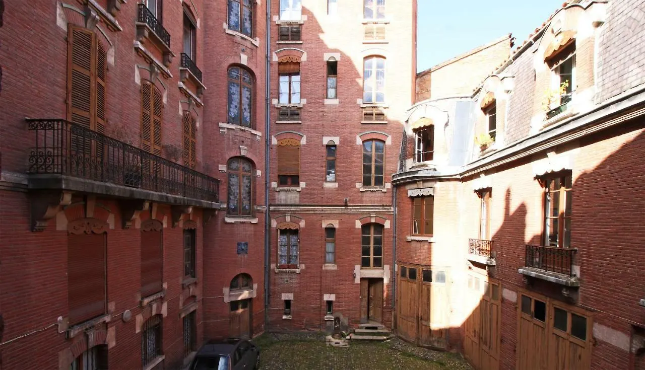 Apartment Toulouse - Alsace Lorraine - Languedoc-Place Du Salin-Museum Histoire Naturelle- Jardin Des Plantes-Musee Augustins- Palais De Justice Station Metro Carmes Ligne B